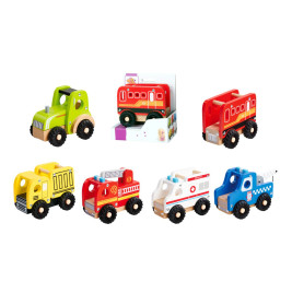 Sechs bunte Holzspielzeugfahrzeuge in zwei Reihen, im Hintergrund ein verpacktes rotes Fahrzeug.