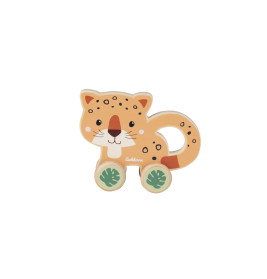 Holzspielzeug-Leopard im Cartoonstil mit grünen Blattmustern an den Füßen, lächelnd vor weißem Hintergrund.