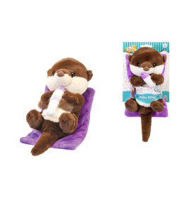 Plüsch-Babyotter auf lila Matte mit weißer Flasche, einzeln und in Verpackung abgebildet.