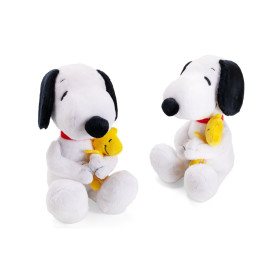 Zwei Snoopy-Plüschtiere mit roten Halsbändern halten je ein gelbes Woodstock-Plüschtier auf weißem Hintergrund.