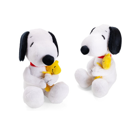 Zwei Snoopy-Plüschtiere mit roten Halsbändern halten je ein gelbes Woodstock-Plüschtier auf weißem Hintergrund.