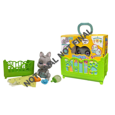 Spielzeug-Hasenset mit grünem Laufstall, Decke, Karotte, Fläschchen und Box mit Pfotenmuster.