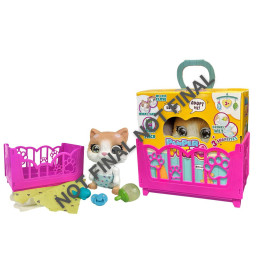 Spielzeug-Set mit Katzenfigur, rosa Transportbox, Korb, gelber Decke und Fläschchen. Kennzeichnung: NICHT FINAL.