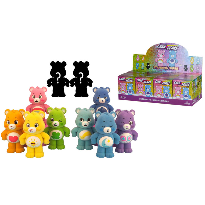 Acht bunte Care Bears Figuren, zwei geheimnisvolle Silhouetten und eine lila Care Bears Box sind ausgestellt.