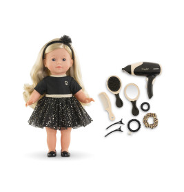 Blonde Puppe im schwarzen Kleid mit Haarstyling-Zubehör wie Bürste, Kamm, Spangen und Spielzeug-Haartrockner.