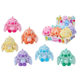 Sieben bunte Stitch-Plüschfiguren und eine Box mit denselben Plüschs in pastelligen Farben.