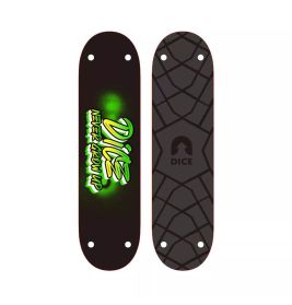 Zwei schwarze Skateboards: eins mit DICE NEVER GROW UP, das andere mit geometrischem Muster und DICE-Logo.