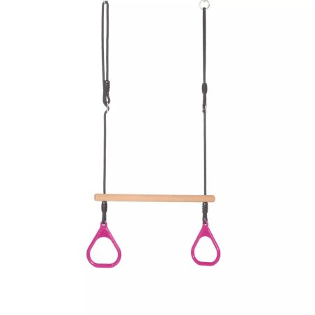 Pinkfarbene Turnringe und eine Holzstange hängen an schwarzen Seilen vor weißem Hintergrund.