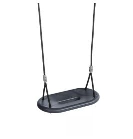 Schwarzer Plastikschaukelsitz mit zwei Seilen, hängend vor weißem Hintergrund.