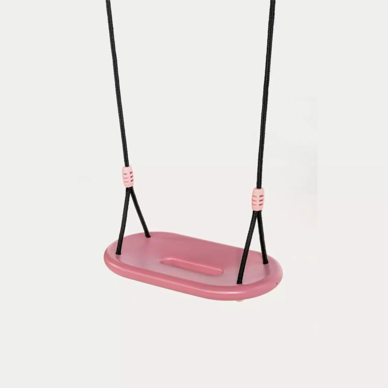 Pinkfarbener Kunststoff-Schaukelsitz mit schwarzen Seilen vor weißem Hintergrund.