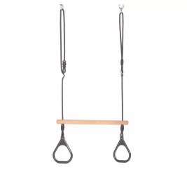 Ein Holz-Trapez mit zwei schwarzen Kunststoffringen hängt an verstellbaren schwarzen Seilen.