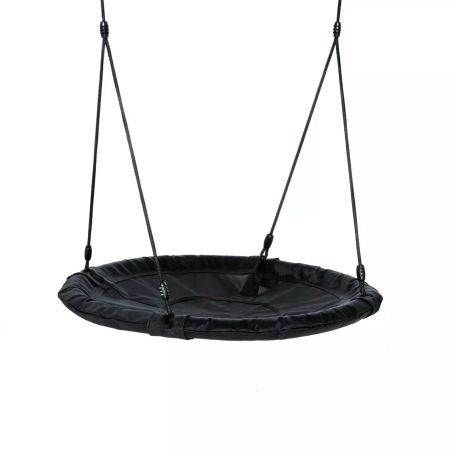 Eine runde, schwarze Tellerschaukel hängt an vier Seilen vor weißem Hintergrund.