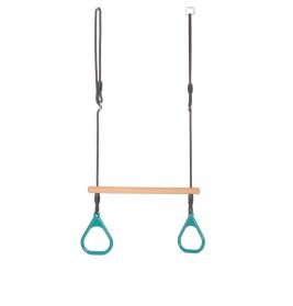 Eine Holztrapezstange mit zwei türkisfarbenen Kunststoff-Gymnastikringen an schwarzen Seilen.