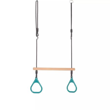 Eine Holztrapezstange mit zwei türkisfarbenen Kunststoff-Gymnastikringen an schwarzen Seilen.