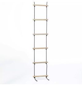 Eine Strickleiter mit Holzsprossen hängt vertikal vor weißem Hintergrund.