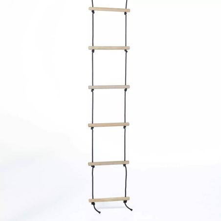 Eine Strickleiter mit Holzsprossen hängt vertikal vor weißem Hintergrund.