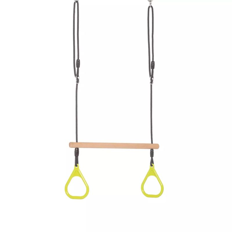 Kinder-Trapezstange mit gelben Kunststoffringen und schwarzen Seilen, freigestellt vor weißem Hintergrund.