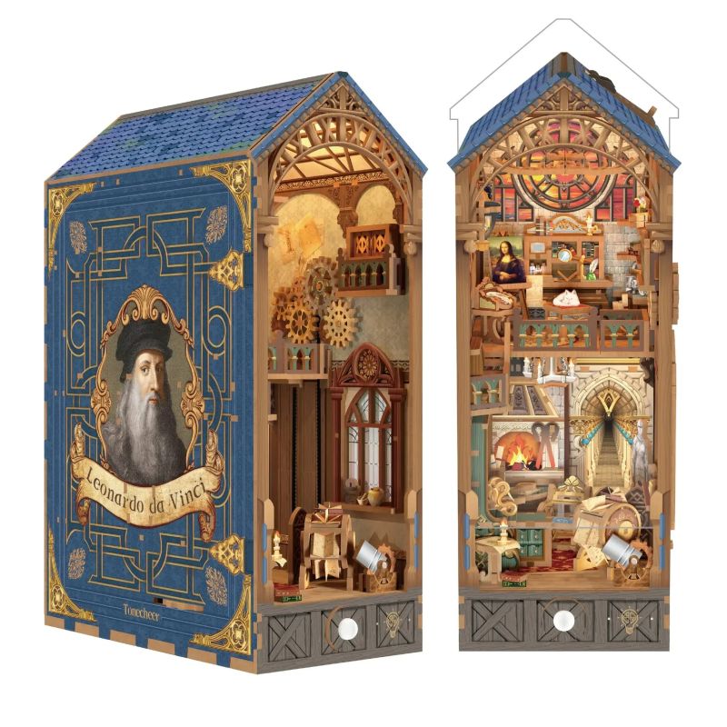 Buchförmiges 3D-Diorama von Leonardos Werkstatt mit detailreichen Miniaturräumen und Kunstwerkzeugen.