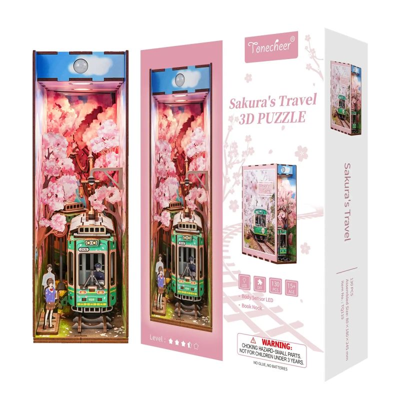 3D-Puzzlebox mit grünem Zug unter Kirschblüten, beschriftet mit "Sakuras Travel" von Tonecheer.
