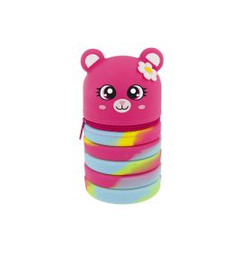 Rosa, bärenförmiger Behälter mit Blume und bunten, gestreiften Stapelringen am Boden vor weißem Hintergrund.