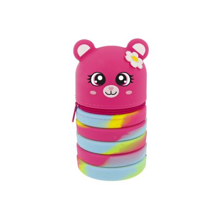 Rosa, bärenförmiger Behälter mit Blume und bunten, gestreiften Stapelringen am Boden vor weißem Hintergrund.