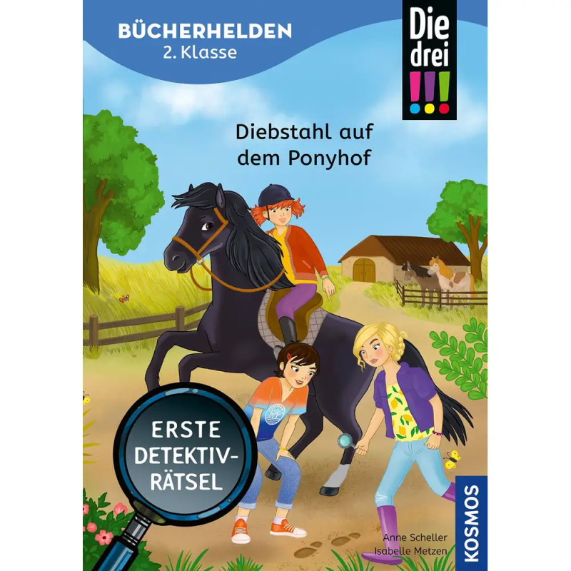 Drei Kinder lösen auf einem Ponyhof ein Rätsel: Eines reitet, zwei suchen mit einer Lupe den Boden ab.