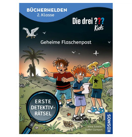 Drei Kinder finden bei Sonnenuntergang am Strand eine Flasche; eine Möwe fliegt, Lupe im Vordergrund.