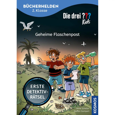 Drei Kinder finden bei Sonnenuntergang am Strand eine Flasche eine Möwe fliegt, Lupe im Vordergrund.