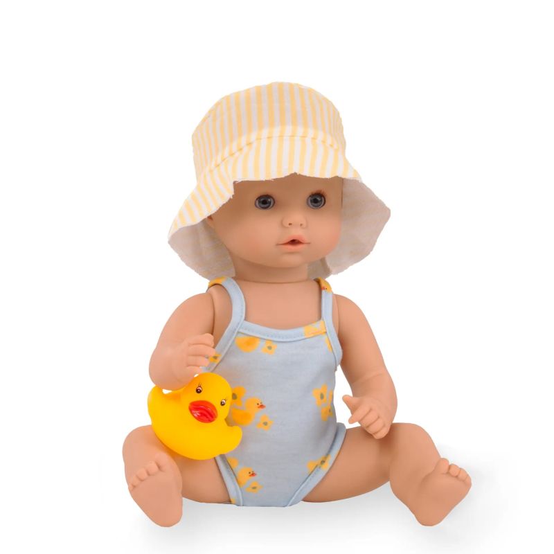 Götz Sleepy Aquini Girl Bathing Duck 33 cm – Wasserdichte Badepuppe, Enten-Look