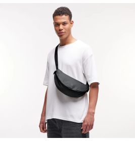 GOT BAG. PLEAT Moon Bag Small schwarz – Nachhaltige Umhängetasche aus Ocean Plastic