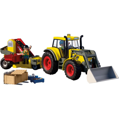 Großer Traktor mit Kartoffelroder