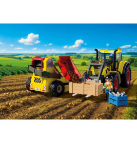 Großer Traktor mit Kartoffelroder