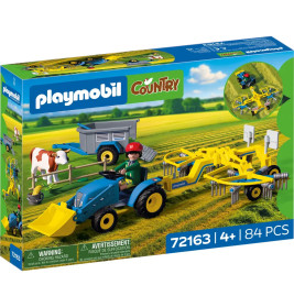Kleiner Traktor mit Heuschwader