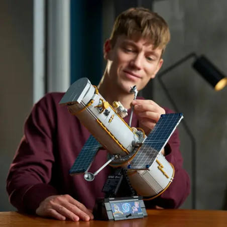 LEGO® Icons 11382 Hubble-Weltraumteleskop