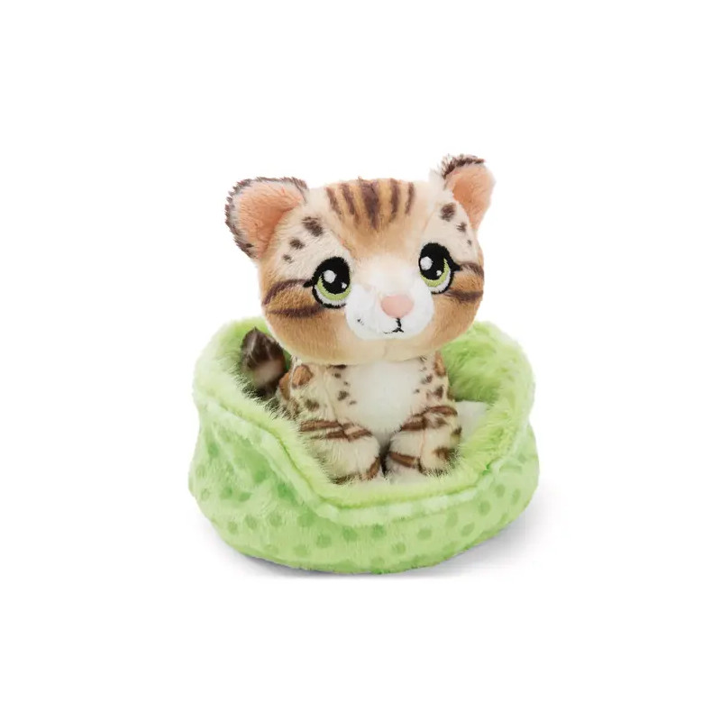 Sitzendes Kuscheltier Bengal Katze getigert im grünen Körbchen