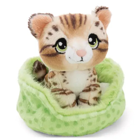 Sitzendes Kuscheltier Bengal Katze getigert im grünen Körbchen