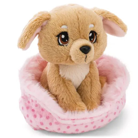 Sitzendes Kuscheltier Hund beige im rosa Körbchen