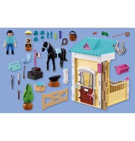 Kleiner Stall mit Hufschmied