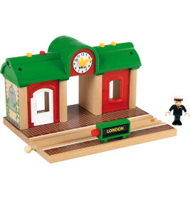 BRIO World 33578 Sprechender Bahnhof – BRIO Eisenbahn Zubehör mit Aufnahmefunktion – Kleinkinderspie