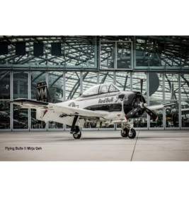 Revell® Geschenkset Flying Bulls T-28B Trojan 1:72 – Modellbausatz inkl. Farben & Kleber
