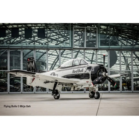 Revell® Geschenkset Flying Bulls T-28B Trojan 1:72 – Modellbausatz inkl. Farben & Kleber