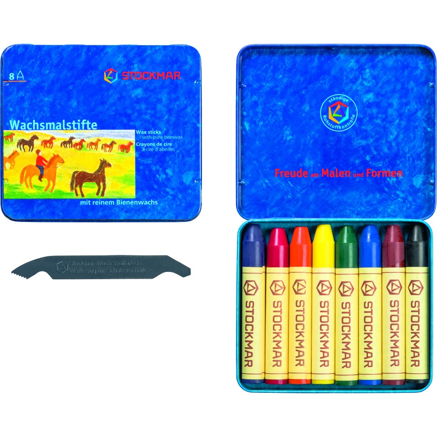 Offene blaue Dose mit sechs bunten Stockmar Wachsmalstiften, schwarzem Schaber und Deckel mit Pferdemotiv.