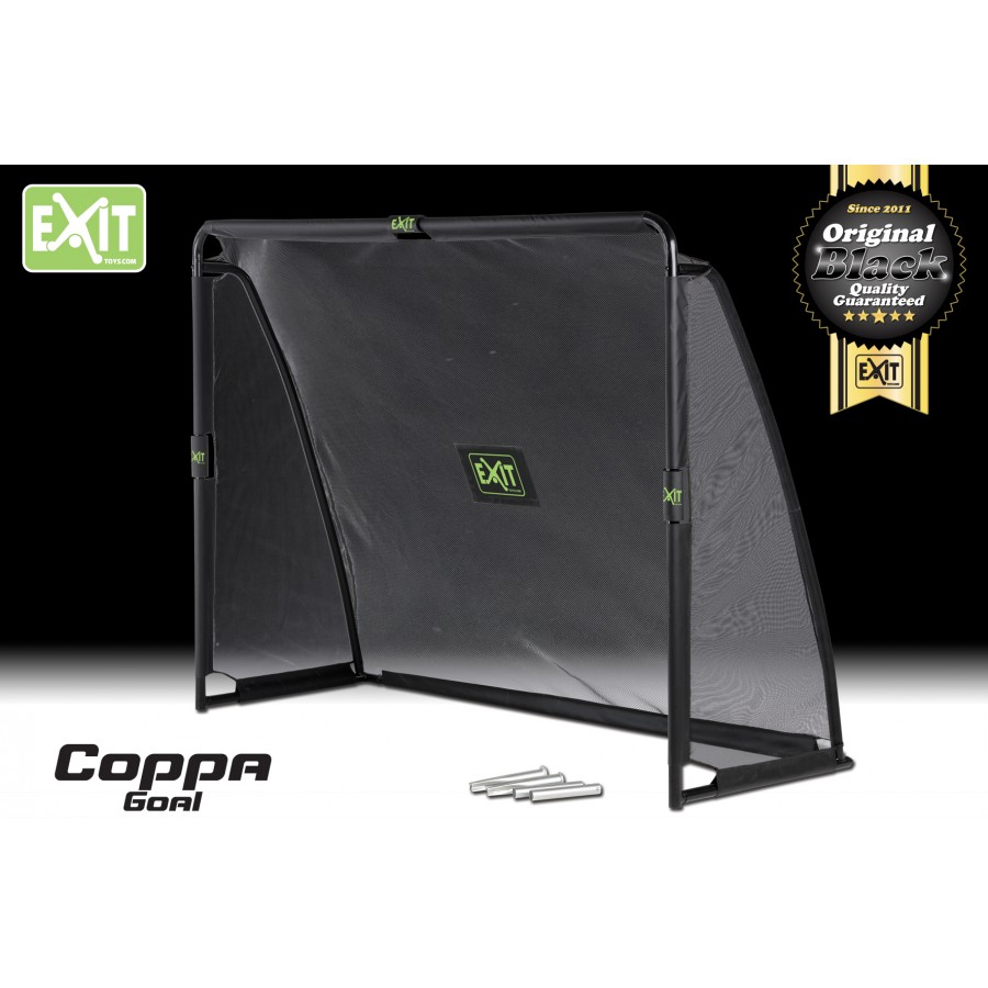 Schwarzes EXIT Coppa Fußballtor mit Netz, Heringen und Qualitätssiegel auf weißem Hintergrund. Schwarzes EXIT Coppa Fußballtor mit Netz, Heringen und Qualitätssiegel auf weißem Hintergrund.