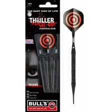 Set mit drei schwarz-roten Darts, Zielscheibenmuster, beschriftet mit THRILLER und Bulls The Dart Side of Life.