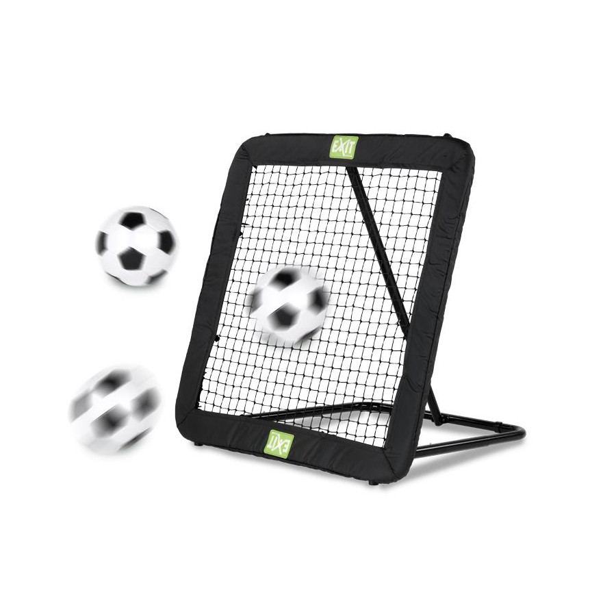 Ein Fußball-Reboundnetz, von dem drei unscharfe Bälle gleichzeitig abprallen.