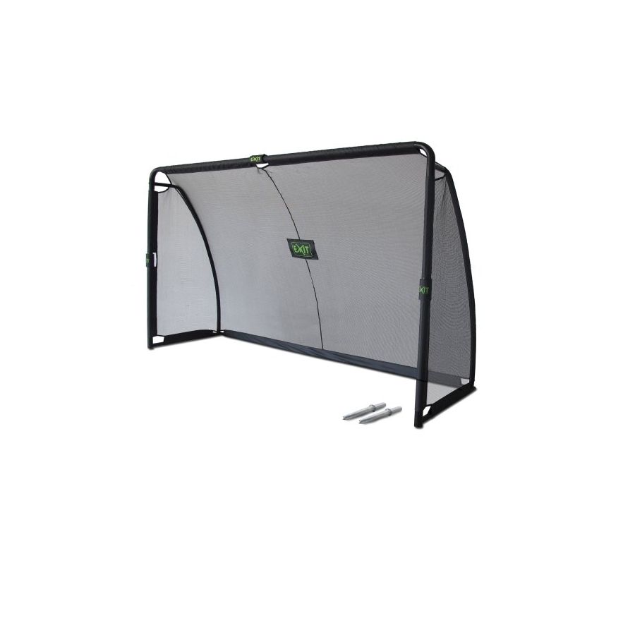 Tragbares schwarzes Fußballtor mit Netz und zwei Metallhaken, abgebildet vor weißem Hintergrund.