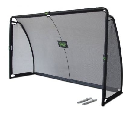 Tragbares schwarzes Fußballtor mit Netz und zwei Metallhaken, abgebildet vor weißem Hintergrund. Tragbares schwarzes Fußballtor mit Netz und zwei Metallhaken, abgebildet vor weißem Hintergrund.