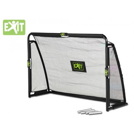 Rechteckiges, tragbares Fußballtor mit schwarzem Rahmen, weißem Netz und grünen EXIT-Logos an Tor und Netz. Rechteckiges, tragbares Fußballtor mit schwarzem Rahmen, weißem Netz und grünen EXIT-Logos an Tor und Netz.