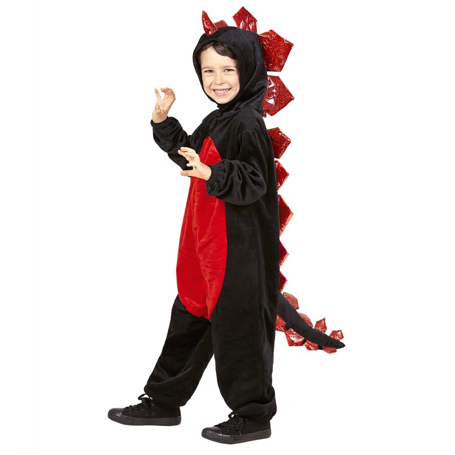 Lächelndes Kind in schwarzem und rotem Dinosaurierkostüm mit Stacheln posiert spielerisch. Lächelndes Kind in schwarzem und rotem Dinosaurierkostüm mit Stacheln posiert spielerisch.