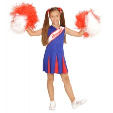 Lächelndes Mädchen in blau-rotem Cheerleader-Outfit mit rot-weißen Pompons, Arme erhoben.